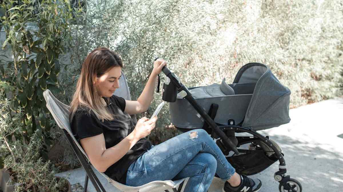 Doona Car Seat Stroller vs. Evenflo Shyft DualRide: Which All-in-One Travel System is Best for On-the-Go US Parents? - Product Review