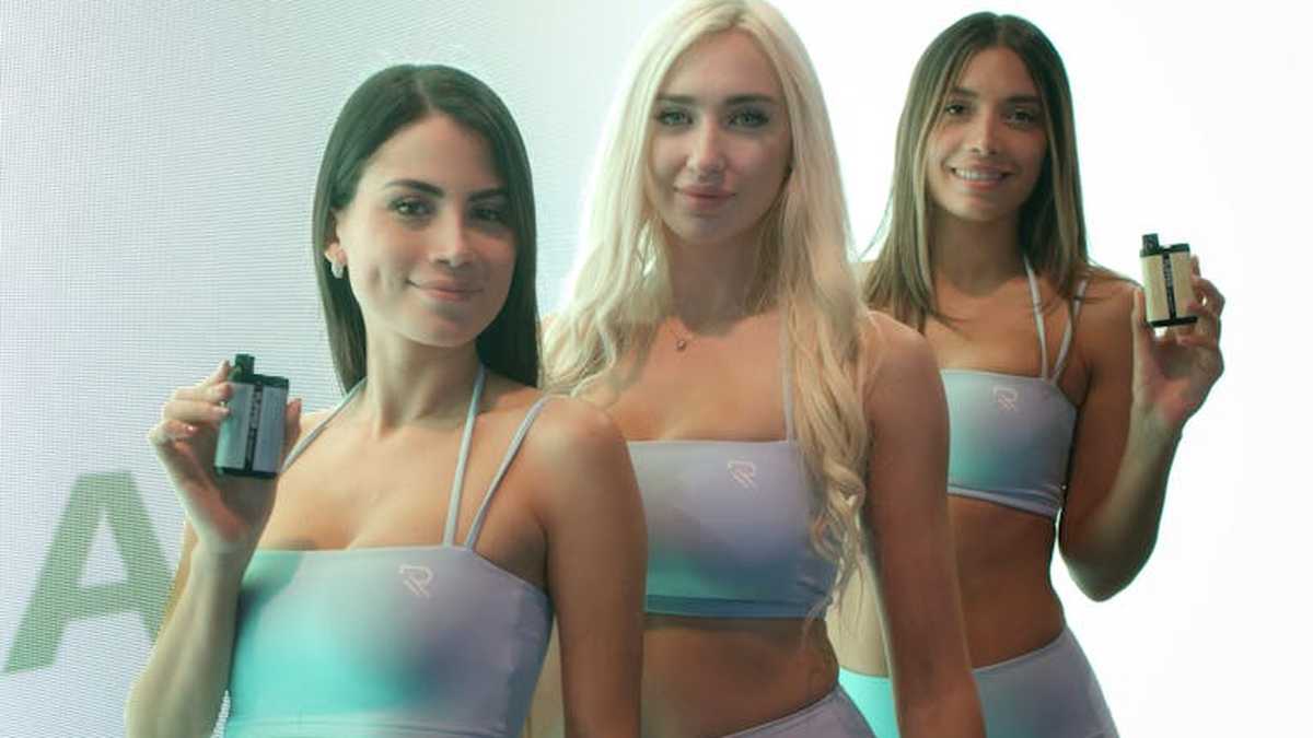 Alo Yoga Moto Leggings vs. Gymshark Vital Seamless: The Best Athleisure For USA Gym-to-Street Style? - Product Review