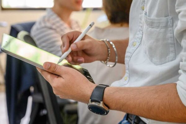 Apple Pencil 2 vs Logitech Crayon: The Top Stylus for iPad Learning & Note-Taking for US Students? - Product Review