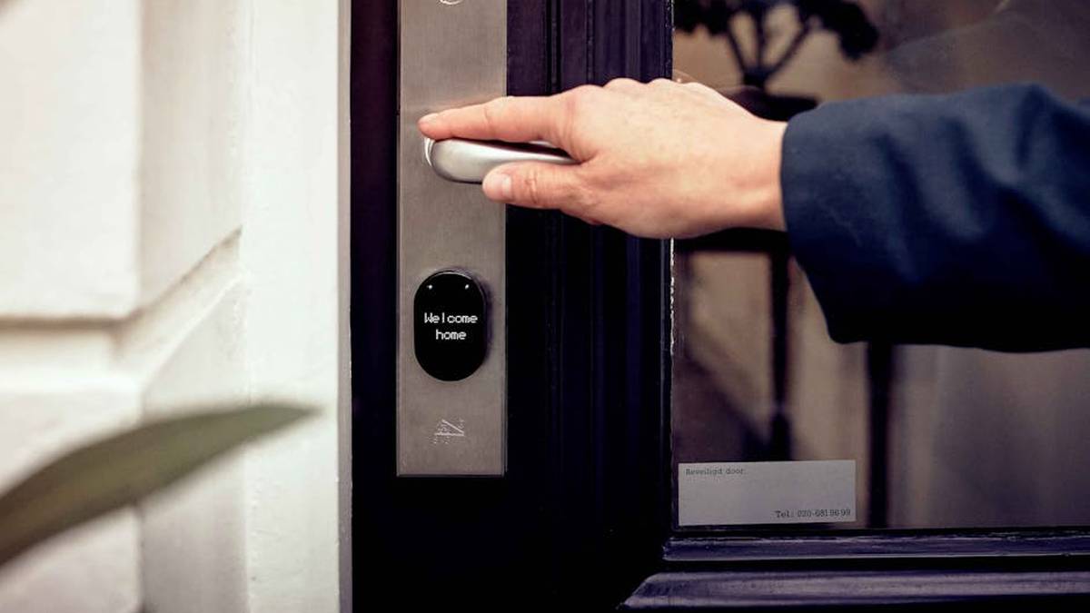 August Wi-Fi Smart Lock vs. Schlage Encode: Which Smart Lock Offers Superior Security & Convenience for USA Homes? - Product Review