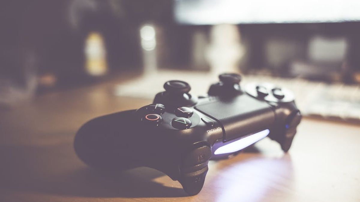 Backbone One PlayStation Edition Review USA: Elevating PS Remote Play for iPhone Gamers? - Product Review