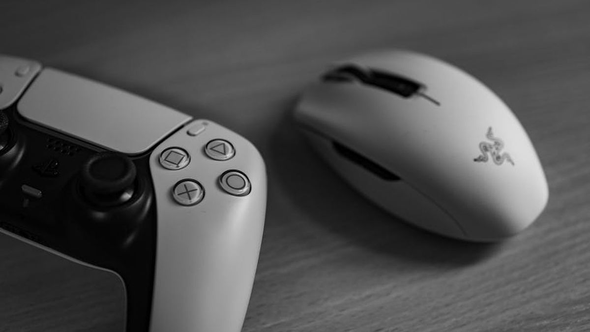 Backbone One vs Razer Kishi V2: Top Mobile Gaming Controllers for Summer USA Showdown - Product Review