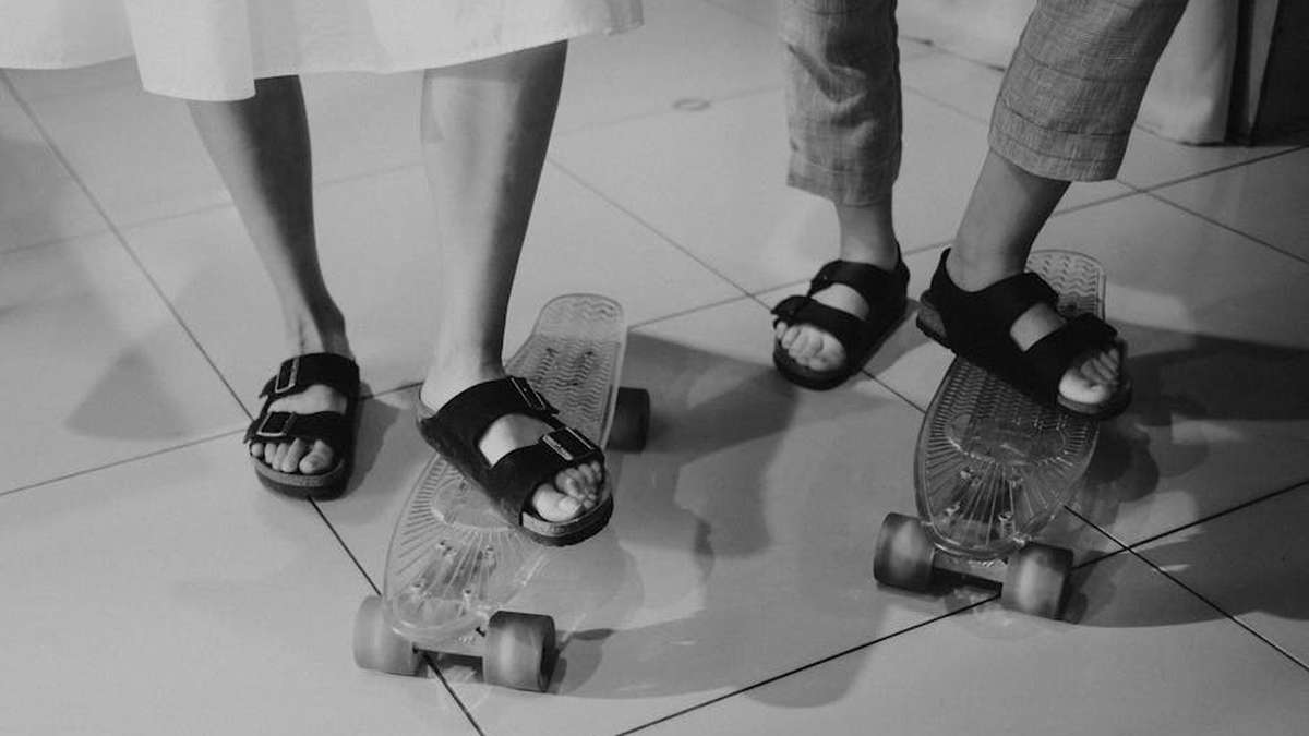 Birkenstock Arizona vs Oofos Ooriginal Sandals: Which reigns supreme for USA summer comfort and style? - Product Review