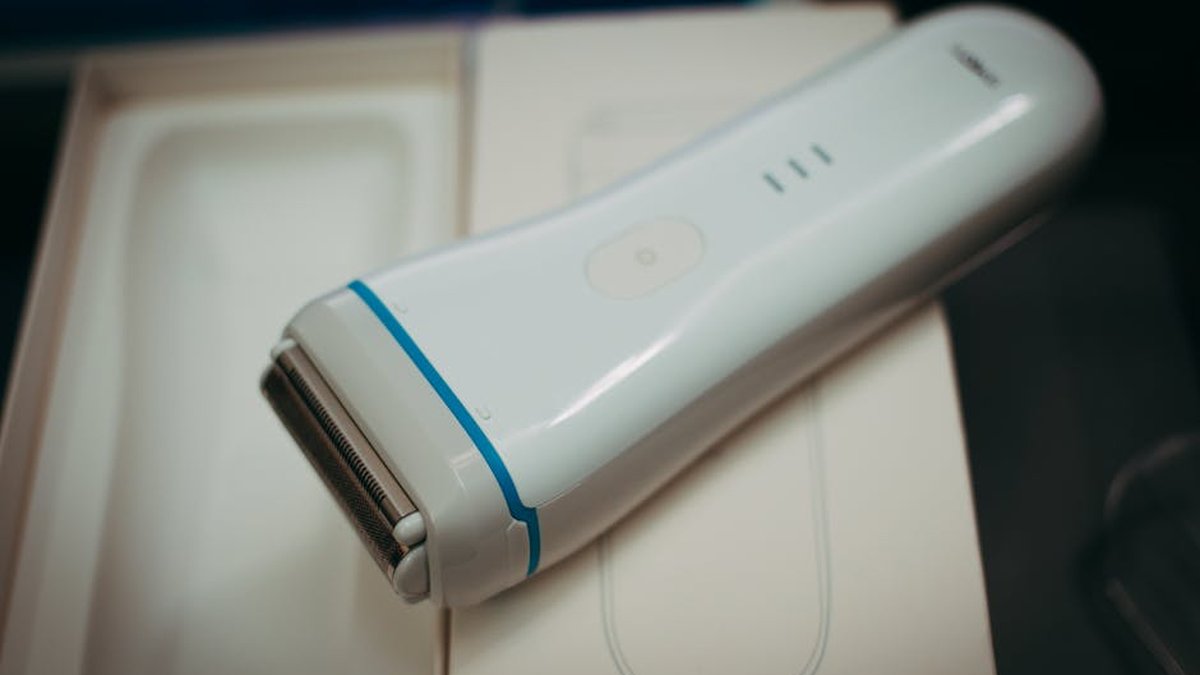 Braun Series 7 vs. Philips Norelco Shaver 7700: Which Electric Shaver Offers the Best Close Shave for USA Men? - Product Review