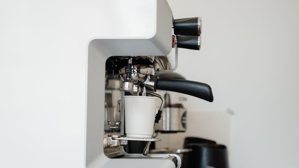 Breville Barista Express Espresso Machine Review (2024): Is It America's Best Home Barista Setup? - Product Review