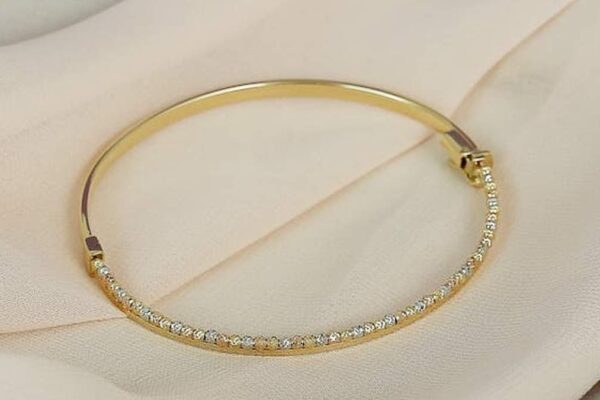 Diamond Tennis Bracelet vs. Solid Gold Minimalist Bangle: Uncovering the Top-Selling Luxury Jewelry Accessory in the USA This Season - Product Review