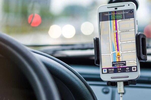 ESR HaloLock Car Charger Review: The Top MagSafe Mount for USA Daily Drives? - Product Review