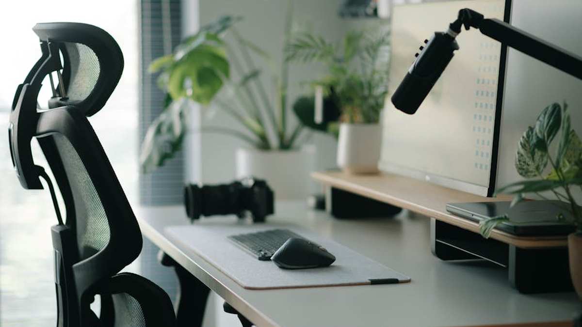 Herman Miller Aeron vs. Steelcase Gesture: Which Premium Ergonomic Office Chair Offers Superior Comfort for USA Remote Workers in 2024? - Product Review