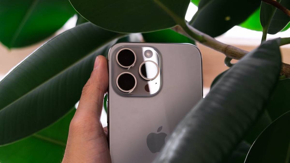 iPhone 15 Pro Max vs Samsung Galaxy S24 Ultra: Camera, Features, and Ecosystem Decider for US Shoppers - Product Review