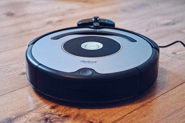 iRobot Roomba j7+ vs Shark AI Ultra Robot Vacuum: Which Self-Emptying Robot Dominates Pet Hair & Hardwood Floors in US Homes? - Product Review