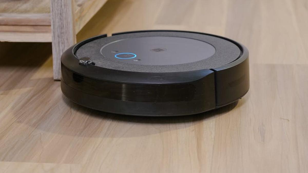 iRobot Roomba j7+ vs. Shark RV2502AE AI: Which Self-Emptying Robot Vacuum is USA's Top Seasonal Best Seller for Smart Homes? - Product Review