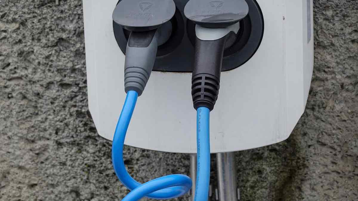 Jackery Explorer 300 Portable Power Station Review: The Best Off-Grid Charger for USA Campers? - Product Review