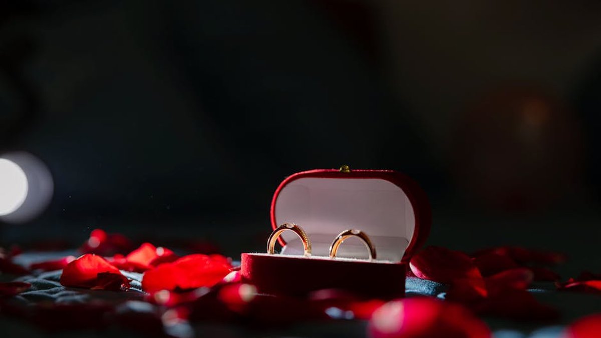 Mejuri Croissant Dome Ring vs Gorjana Power Shimmer Ring: Which Dainty Gold Ring Deserves a Spot in Your US Jewelry Box? - Product Review