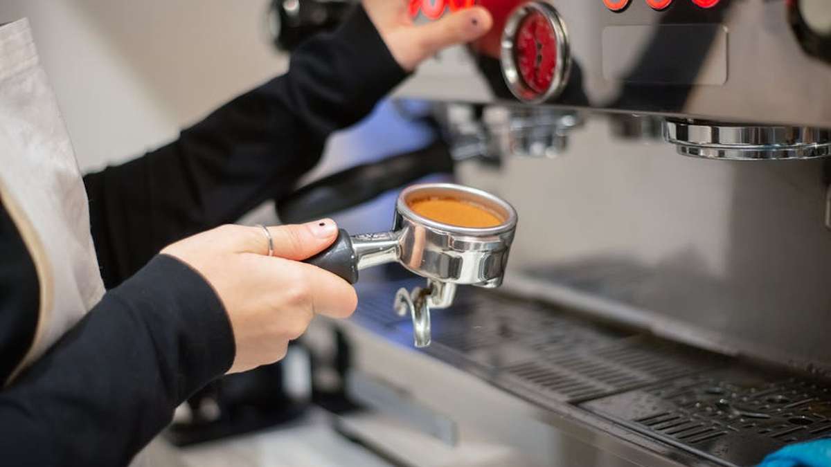 Nespresso Vertuo Next vs. Keurig K-Cafe: Which Single Serve Coffee & Espresso Maker Wins for US Homes? - Product Review