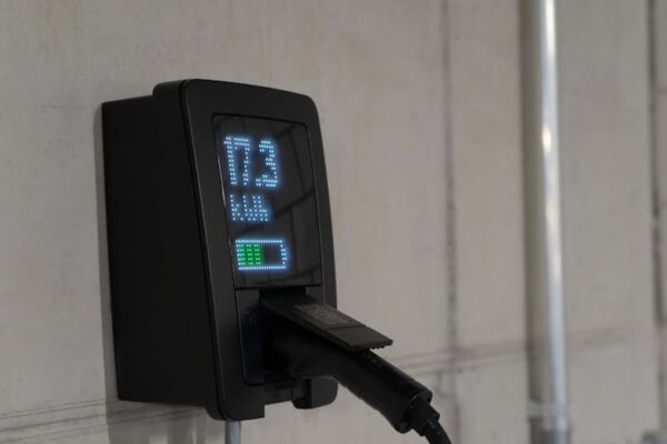 Peak Design Car Mount vs. ESR HaloLock: Which MagSafe Wireless Charging Mount is Stronger for US Roads? - Product Review