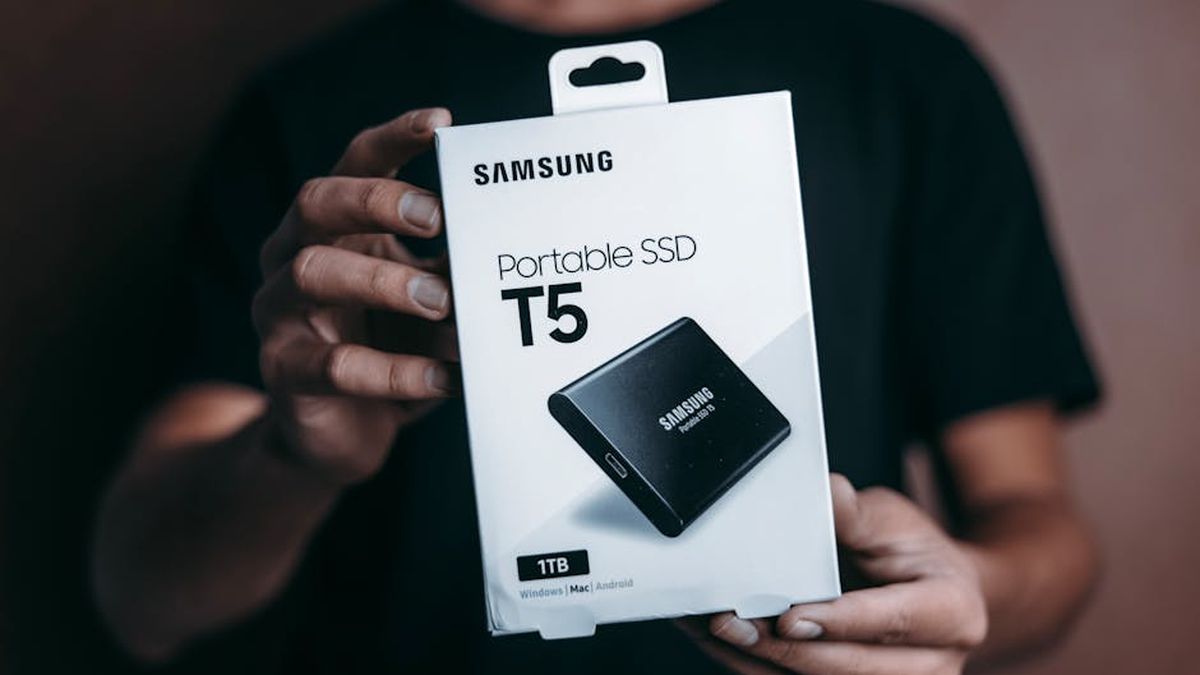 Samsung T7 Shield vs. Crucial X10 Pro: Best Portable SSD for USA Content Creators & Gamers? (Speed & Durability Compared) - Product Review