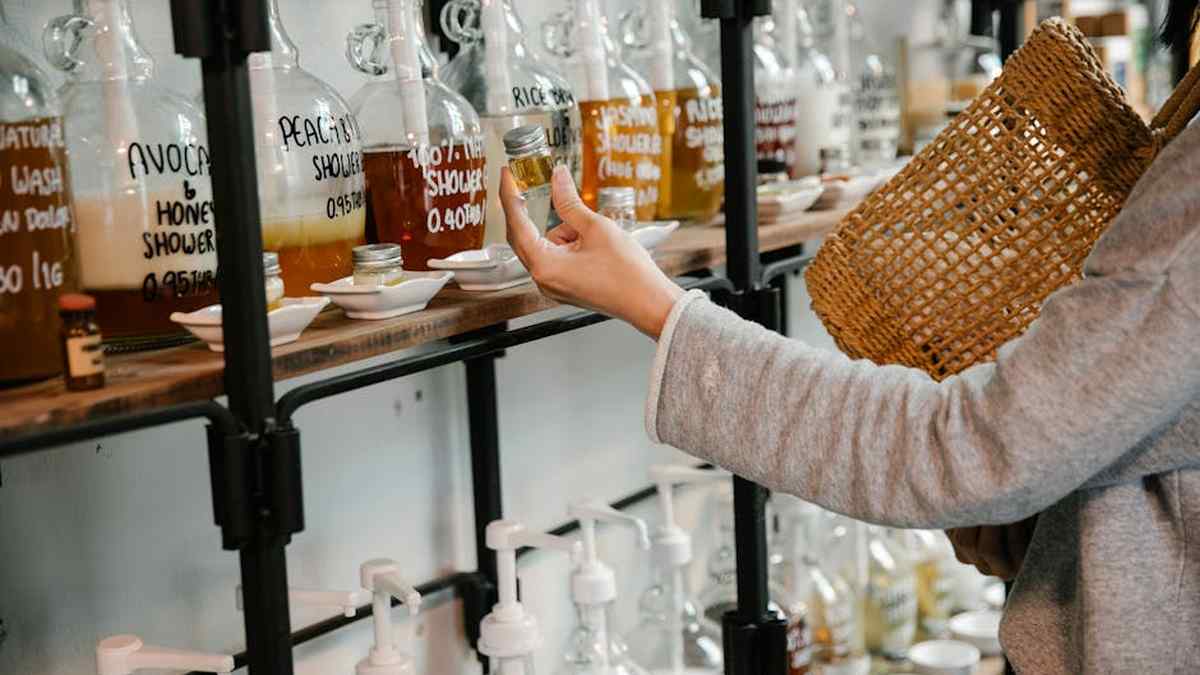 Shampoo Bars vs. Refillable Liquid Shampoo (Eco Brands): The Sustainable Haircare Battle for USA Consumers - Product Review