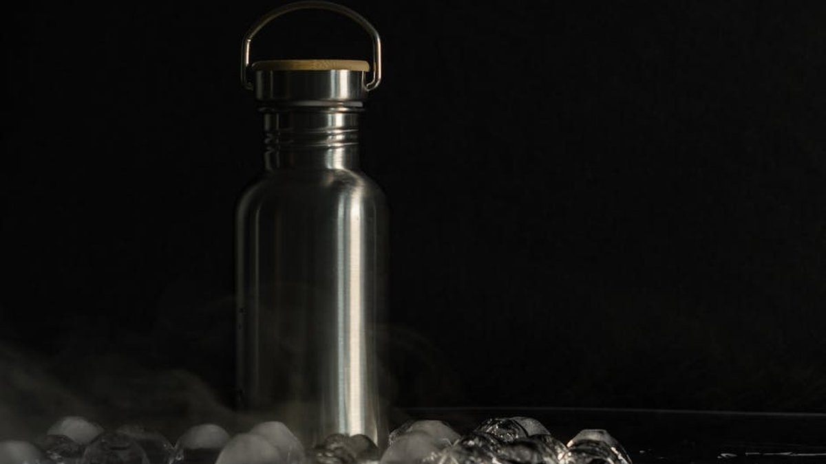 Stanley Quencher vs. Hydro Flask Tumbler: Which Viral Drinkware Reigns Supreme for Gifting in the USA? - Product Review